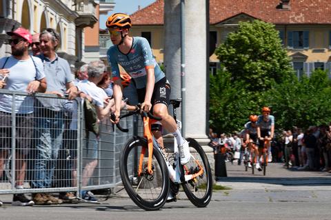 Thymen Arensman zet belangrijke stap naar podiumplek in Giro d'Italia, Jonas Vingegaard opnieuw oppermachtig
