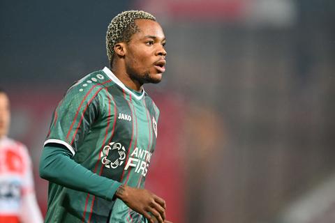 Voetbalwereld in rouw na plotse dood van 21-jarige: 'Onze gedachten zijn bij de familie, vrienden en naasten'