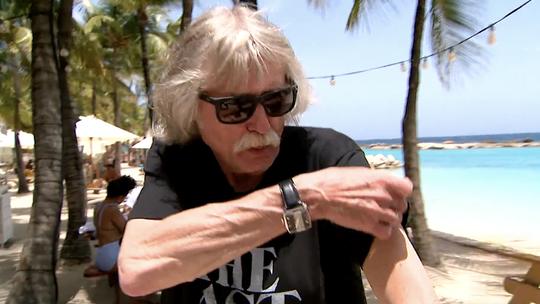 Johan Derksen (77) onthult tattoo bij Vandaag Inside: 'Mijn vrouw dacht dat hij afwasbaar is'
