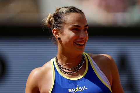 Aryna Sabalenka straalt bij aankomst in Parijs: toptennisster zorgt voor bewondering bij Jutta Leerdam en fans
