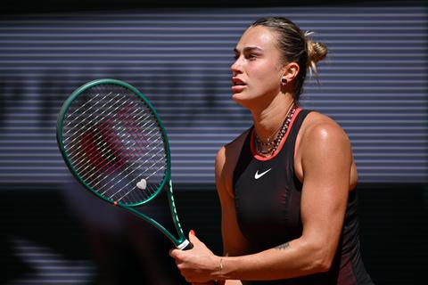 Bekend merk blundert met doorschijnende jurk van toptennisster Aryna Sabalenka