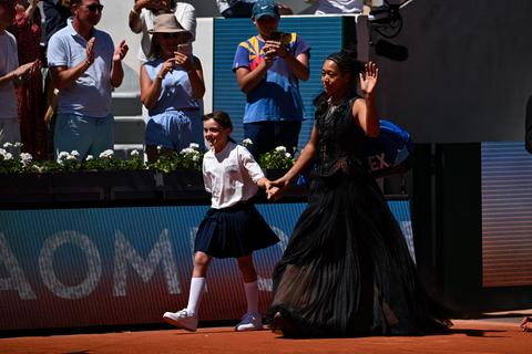 Toptennisster Naomi Osaka baart opzien met opvallende outfit op Roland Garros: 'Ze heeft de lat hoog gelegd'