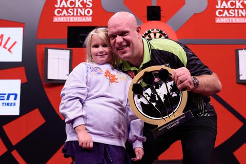 Topdarter Michael van Gerwen neemt ingrijpend besluit door kinderen: 'Daar moet ik tijd voor maken'