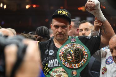 Bokser Oleksandr Usyk staat gordel af en doet afstand van wereldtitel: 'cadeau' voor Anthony Joshua en Daniel Dubois