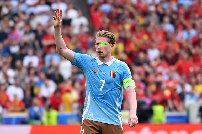 Fans vallen Kevin de Bruyne lastig tijdens België - Oekraïne: superster haalt boos verhaal bij scheidsrechter