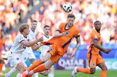 Wout Weghorst wordt flink aan het shirt getrokken bij een grote kopkans, maar krijgt geen penalty © Getty Images