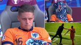 Joey Veerman liet de tranen de vrije loop na zijn wissel, ondanks een bemoedigend tikje van bondscoach Ronald Koeman. © AP / screenshots NOS, beeldbewerking Sportnieuws.nl