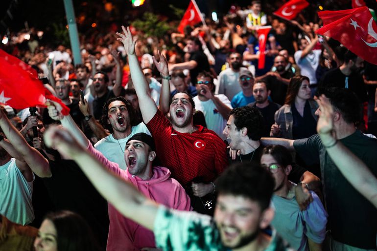 Turkse fans massaal naar Rotterdam om EK-feest te vieren, gewonden na opstootjes in Duitse fanzone