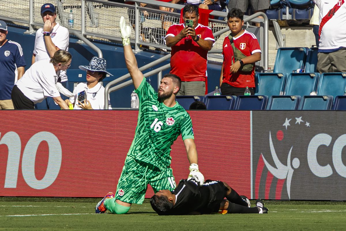 Grensrechter zakt met zonnesteek in elkaar bij historische Copa América-zege Canada