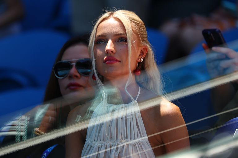 Omstreden vriendin van toptennisser duikt op in Londen en is al helemaal klaar voor Wimbledon