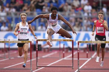 Opvallend tafereel bij atletiekwedstrijd: atleet wint ondanks probleem met geslachtsdeel