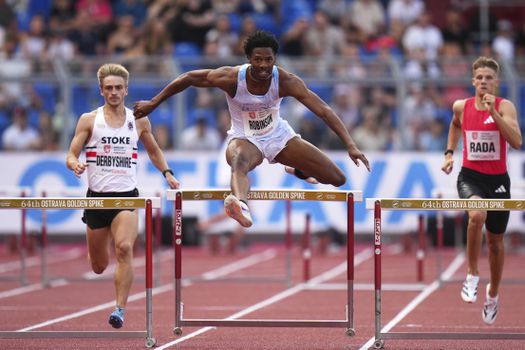 Opvallend tafereel bij atletiekwedstrijd: atleet wint ondanks probleem met geslachtsdeel