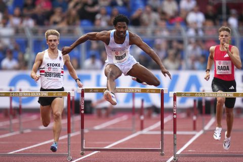 Opvallend tafereel bij atletiekwedstrijd: atleet wint ondanks probleem met geslachtsdeel