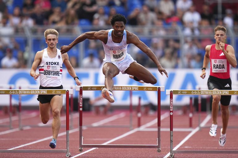 Opvallend tafereel bij atletiekwedstrijd: atleet wint ondanks probleem met geslachtsdeel
