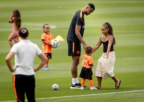 Kinderen hebben de grootste lol op training Oranje: zoontje (2) van Tijjani Reijnders steelt de show