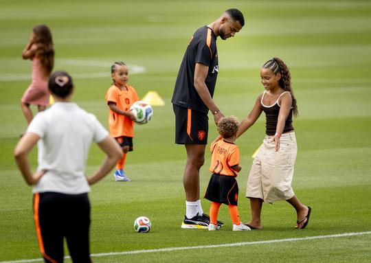 Kinderen hebben de grootste lol op training Oranje: zoontje (2) van Tijjani Reijnders steelt de show