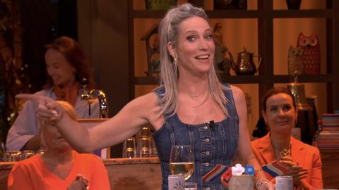 Presentatrice Hélène Hendriks ziet gast overal opduiken: 'Jij hoeft na de zomer niet meer te werken'