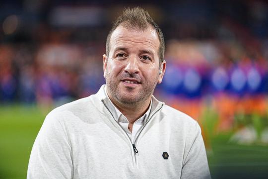 Rafael van der Vaart in een deuk na 'fantastische' actie Oranje-speler: 'Doe je dat op een date, loopt ze weg'