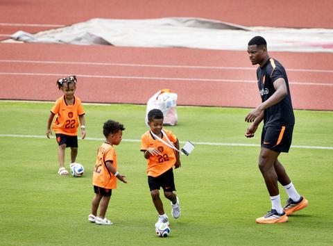 Oranje's Denzel Dumfries openhartig over band met zijn kinderen: 'Mijn dochter vindt het geweldig'