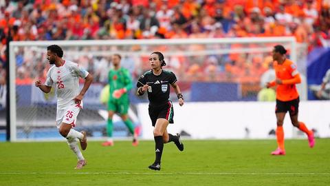 Vrouwelijke arbiter zorgt voor opmerkelijk moment bij WK-duel Oranje