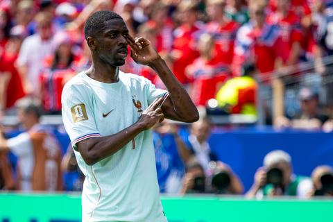 Franse sterspeler Ousmane Dembélé 'op roze wolk' na historische hattrick tegen Noorwegen op WK voetbal