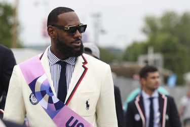 Vlaggendragers Team USA vallen extra op: LeBron James en Coco Gauff in speciale outfit