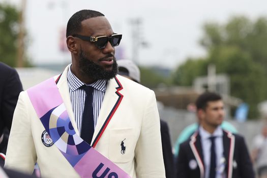 Vlaggendragers Team USA vallen extra op: LeBron James en Coco Gauff in speciale outfit