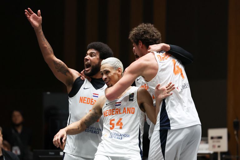 Zo werkt het 3x3 basketbal op de Olympische Spelen, met vlaggendrager Worthy de Jong