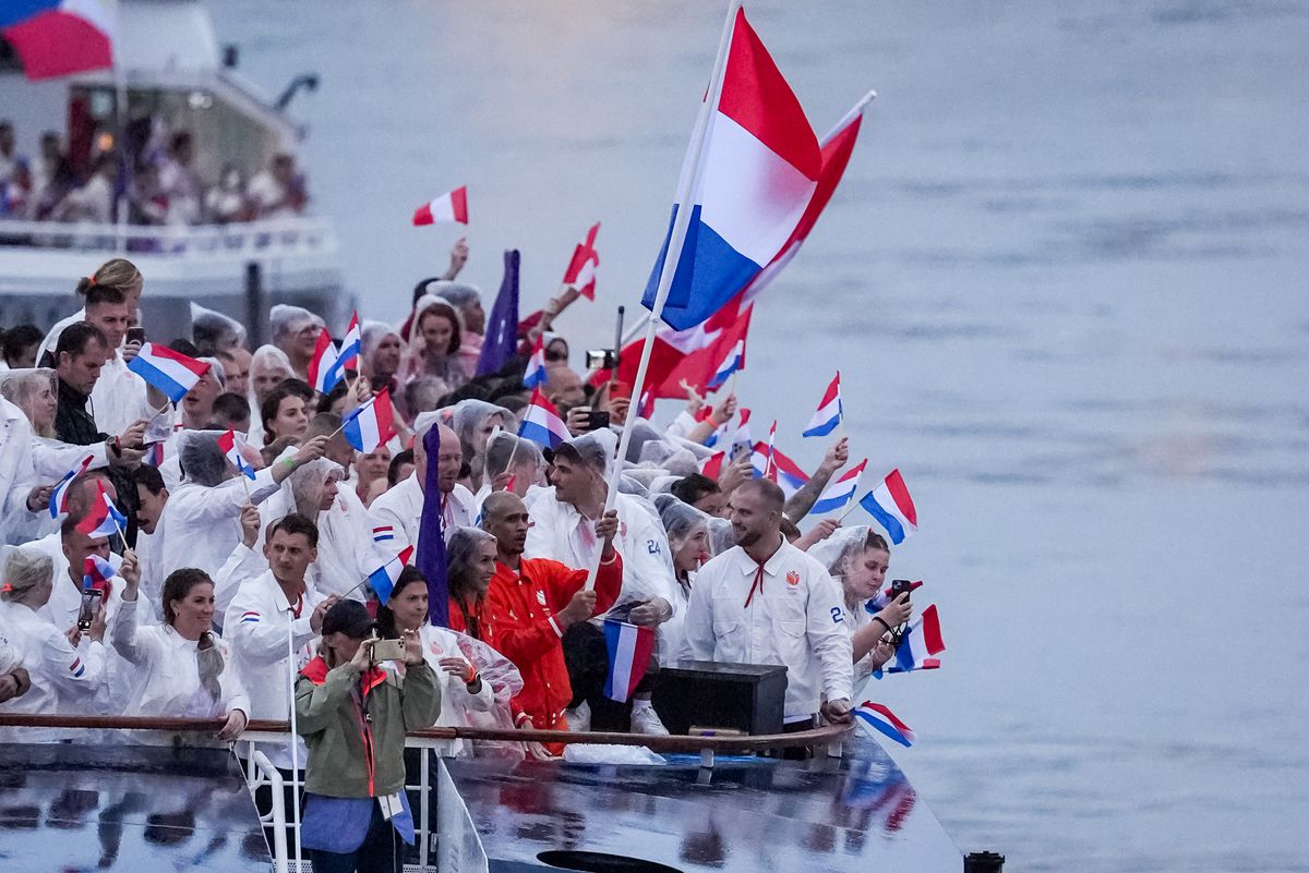 TeamNL viert groot feest tijdens zeiknatte openingsceremonie van Olympische Spelen: 'Naar links! Naar rechts!'