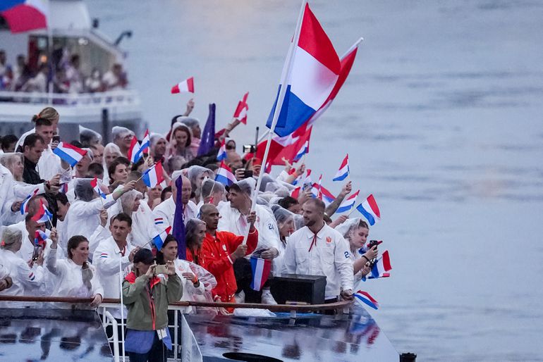 TeamNL viert groot feest tijdens zeiknatte openingsceremonie van Olympische Spelen: 'Naar links! Naar rechts!'