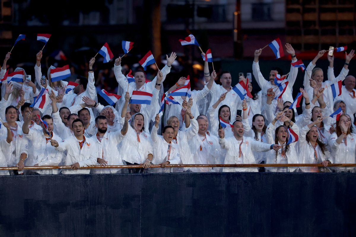 Openingsceremonie Olympische Spelen | Nederlandse atleten stralen in kletsnat Parijs, supersterren dragen fakkel