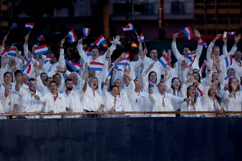 Openingsceremonie Olympische Spelen | Nederlandse atleten stralen in kletsnat Parijs, supersterren dragen fakkel