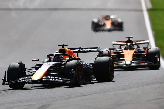 Max Verstappen houdt McLarens knap achter zich bij sprintrace in België