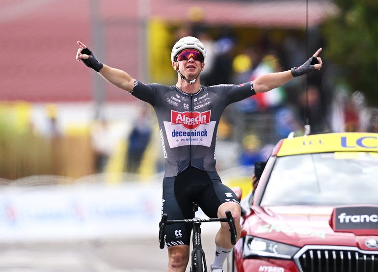 Derde ritwinst voor ploeg Mathieu van der Poel in Tour de France: Australische sprinter troeft Nederlanders af