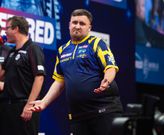 Wereldkampioen Luke Littler krijgt publiek op de banken met afwijkende negendarter op World Matchplay