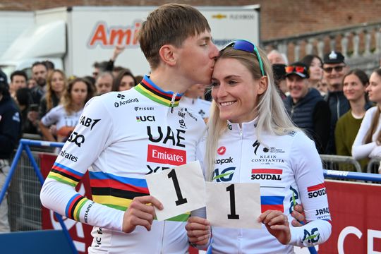 Verloofde Tadej Pogacar spreekt over 'pittige relatie' met topwielrenner: 'Het is soms zwaar'