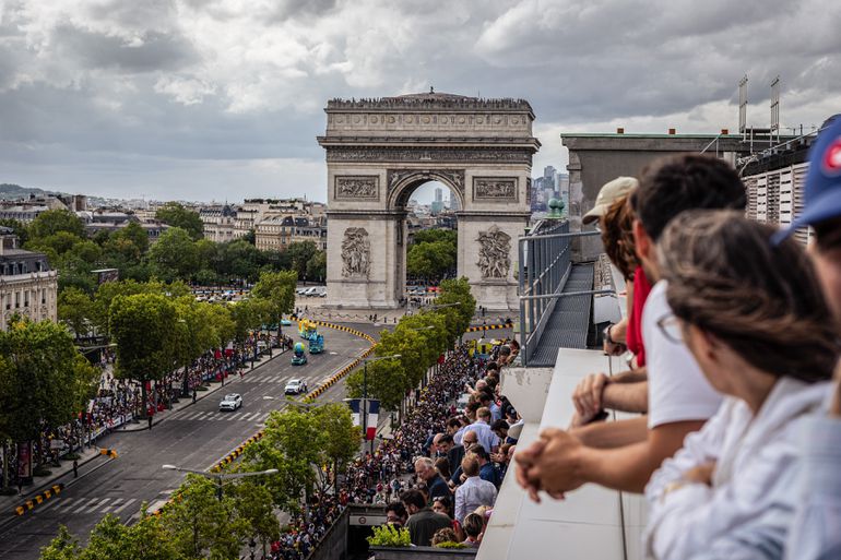 Geen traditionele slotetappe in Tour de France: dit staat de renners te wachten naar de Champs-Élysées