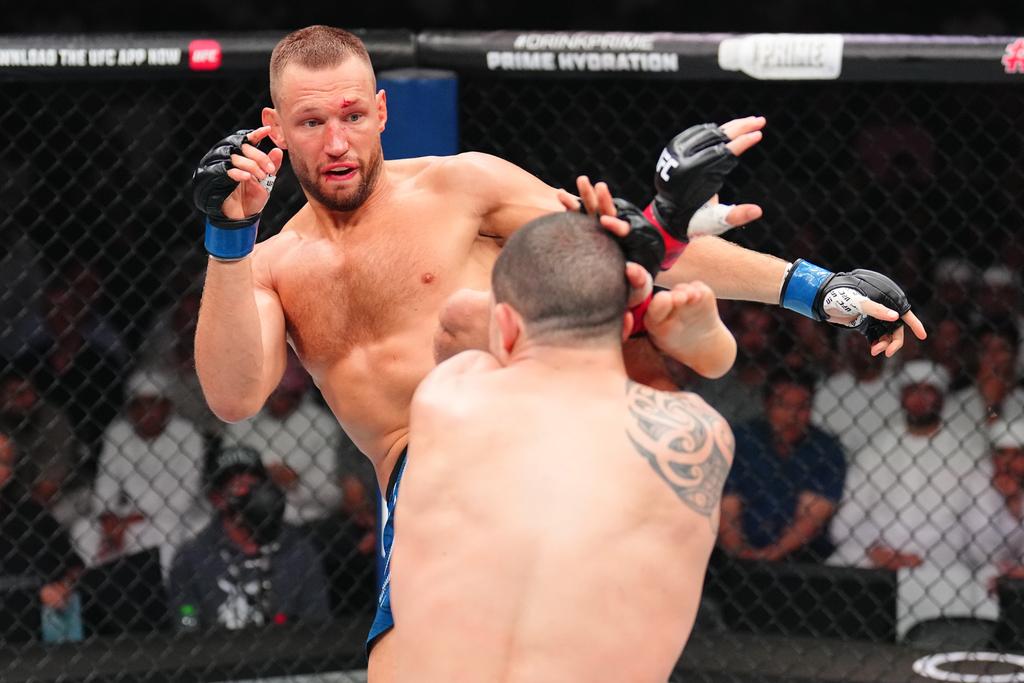 Nederlandse UFC-vechter Reinier de Ridder boekt sensationale zege op ...