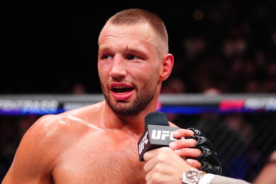 Gehavende Reinier de Ridder flink toegetakeld na UFC-gevecht tegen 'taaiste klootzak': 'Ben ik nog knap?'