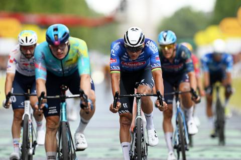 Mathieu van der Poel lacht om Nederlands gezegde na spectaculaire slotrit Tour de France: 'Ik weet niet waar dit vandaan kwam'