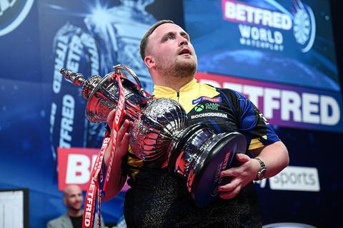 Oppermachtige Luke Littler walst over Gerwyn Price heen in finale World Matchplay