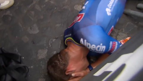 Mathieu van de Poel zorgt voor bizarre beelden na zinderende zege in slotetappe Tour de France