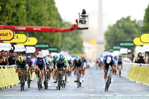 Mathieu van der Poel boekt iconische ritzege in slotetappe Tour de France
