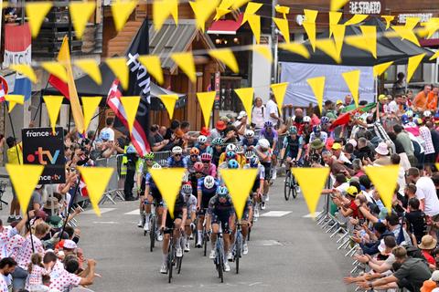LIVE Tour de France | Mathieu van der Poel favoriet voor ritzege in ingekorte slotetappe naar Parijs