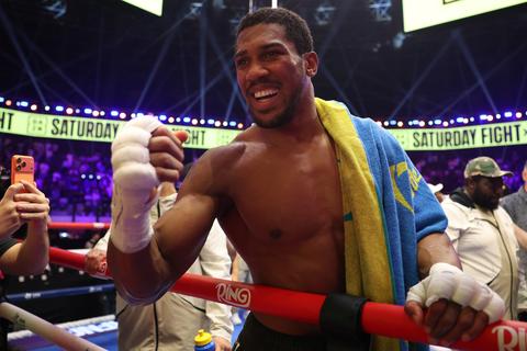 Anthony Joshua zorgt voor ongeloof na sensationele zege op 'onbekende': 'Moest gevecht van 100 miljoen pond redden'