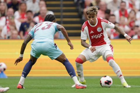 Opmerkelijke beelden: Ajax helpt tegenstander uit de brand met ontbrekende kleding in oefenwedstrijd