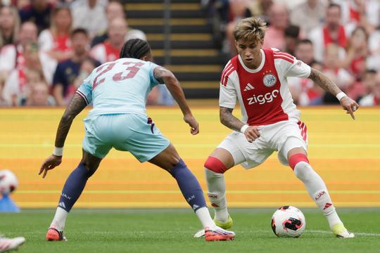 Opmerkelijke beelden: Ajax helpt tegenstander uit de brand met ontbrekende kleding in oefenwedstrijd