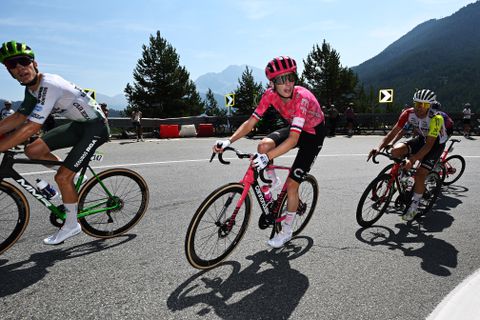 Opmerkelijke etappe Vuelta: kijkers zien niks van de hoogtepunten, Tour-held valt al vroeg uit