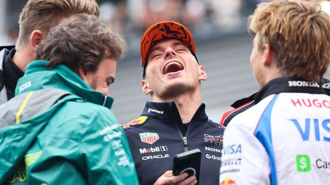 Max Verstappen trekt met pikante pet de aandacht in fotoreeks Kelly Piquet