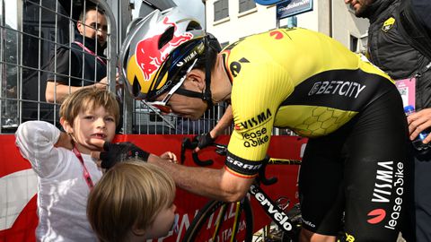 Topwielrenner Wout van Aert in de watten gelegd door zoontje (5) na vermoeiende ronde